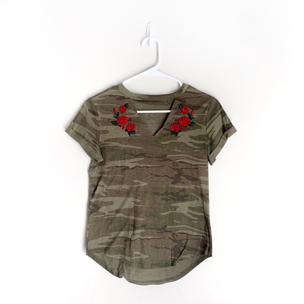 ⭐️5 for $25⭐️ Cold Crush Keyhole Choker Style Cutout Camo Embroidered Tee